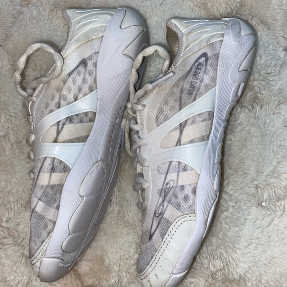 NFINITY vengeance competitive cheerleading shoes (white) - Picture 2 of 5